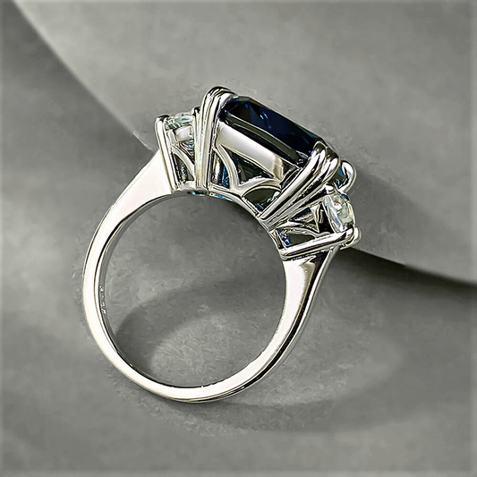 Anello Regalità Scolpita – Zaffiro Royal Blue da ct 10,00 e Diamanti Lab Grown Taglio Trapezio modificato