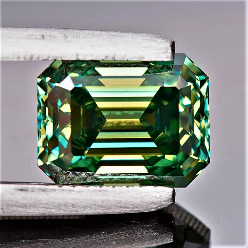 Moissanite Verde Aurora Taglio Smeraldo Certificata