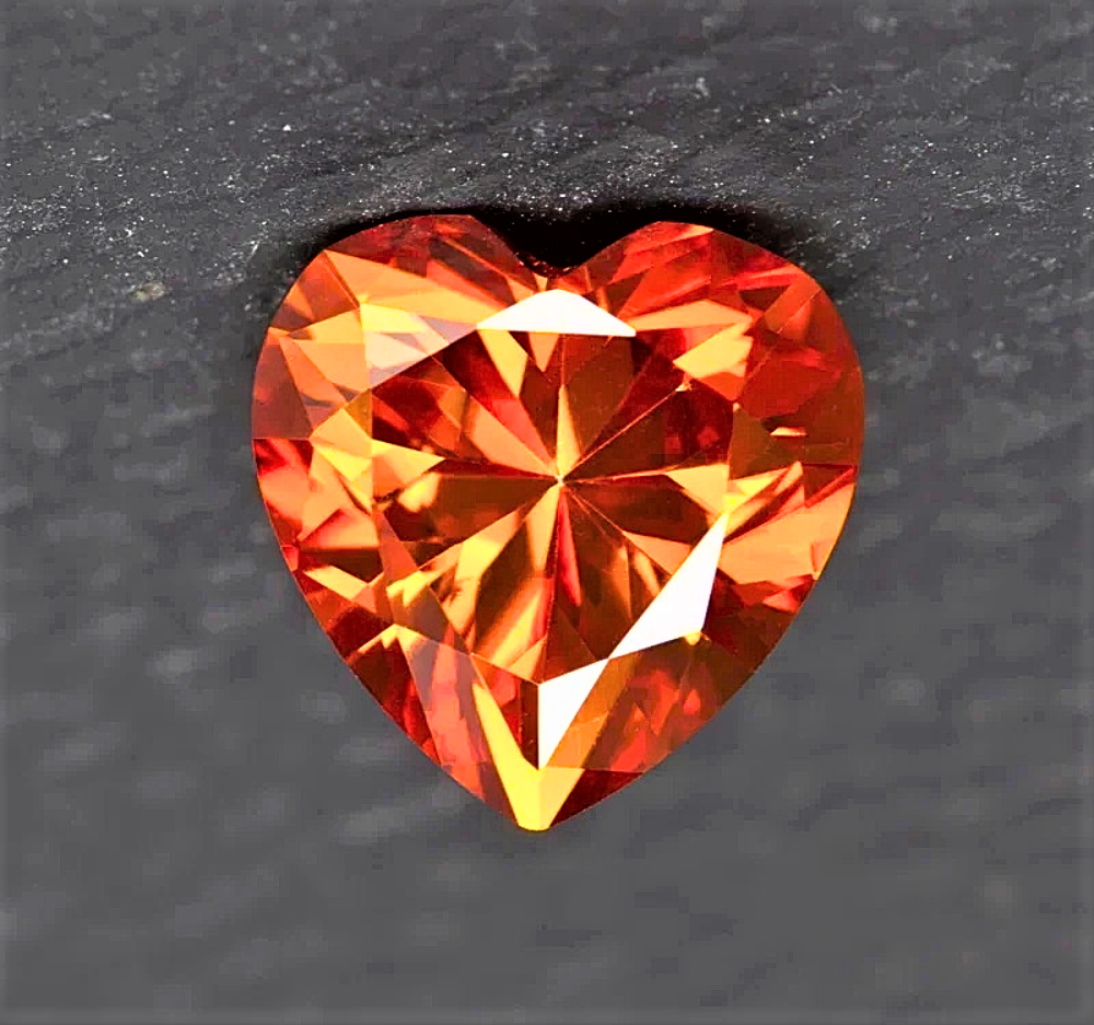 Moissanite Arancio Taglio Cuore Certificata