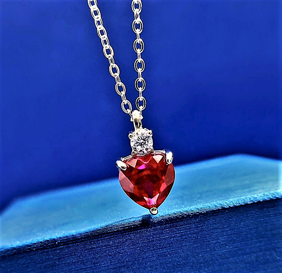 Collana con Rubino Taglio Cuore e Brillanti Coltivati