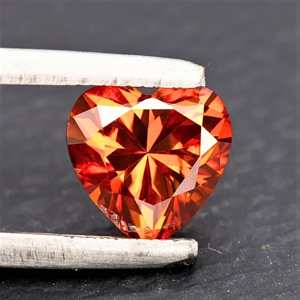 Moissanite Arancio Taglio Cuore Certificata