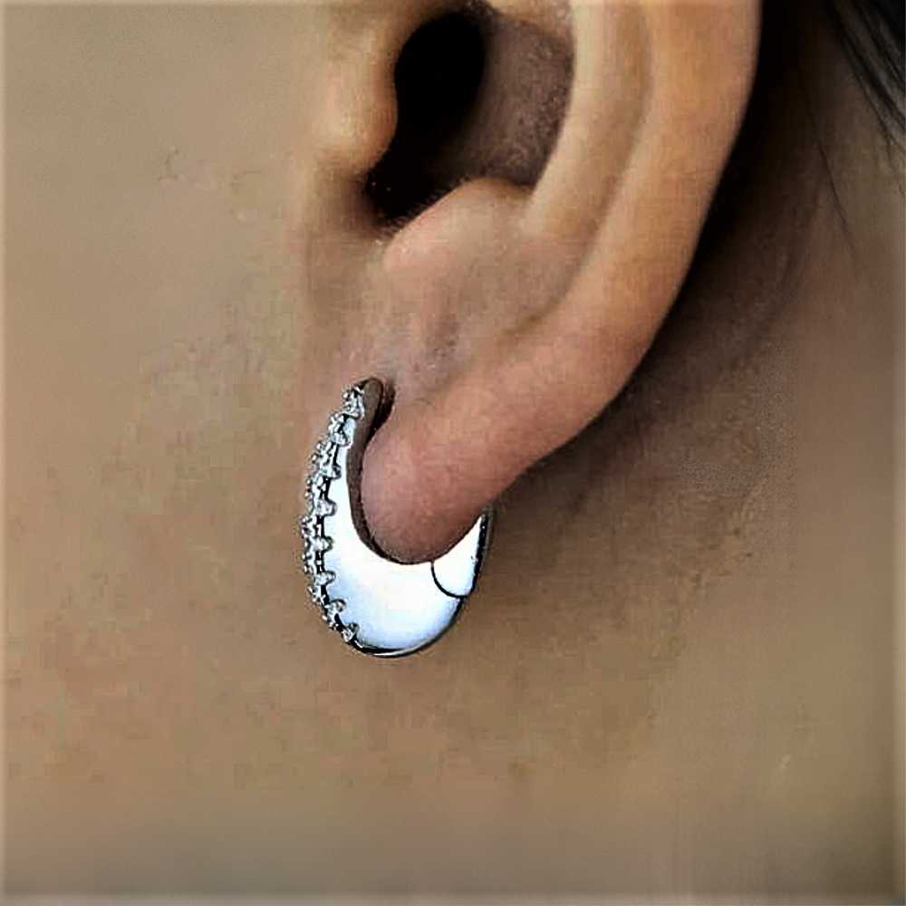 Pendientes "Luna creciente de luz": elegancia discreta y brillante