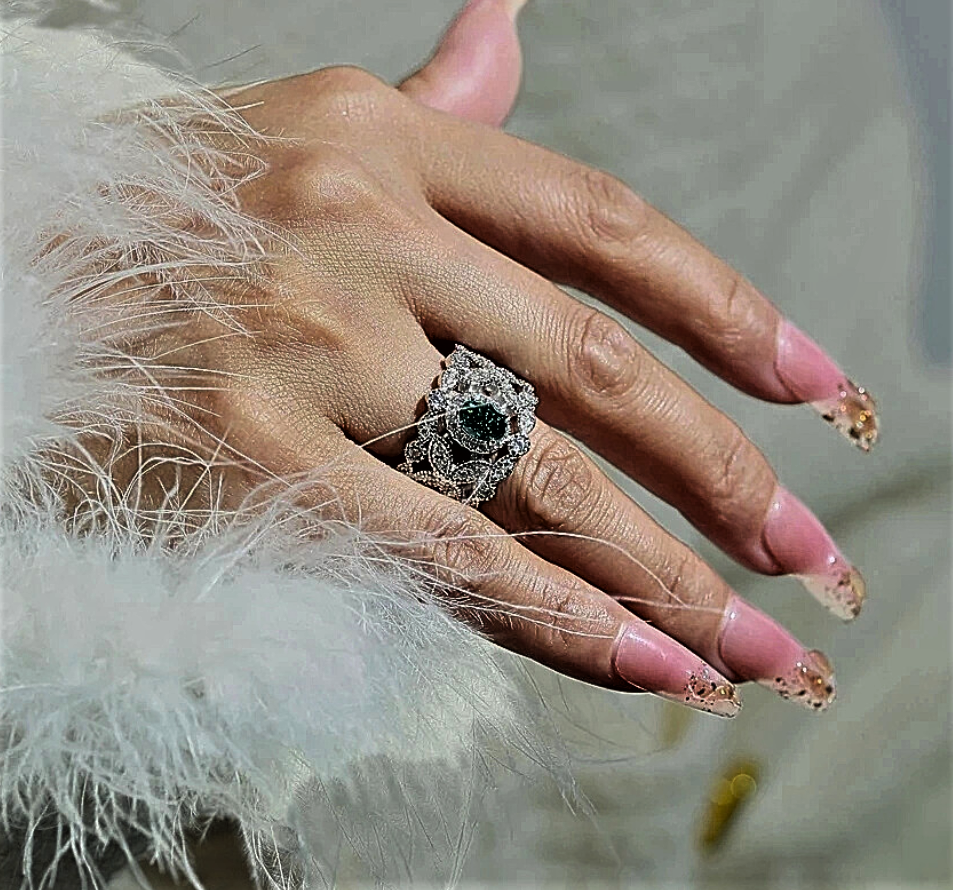 Anello "Corona Barocca" con Moissanite Ovale e Diamanti Sintetici