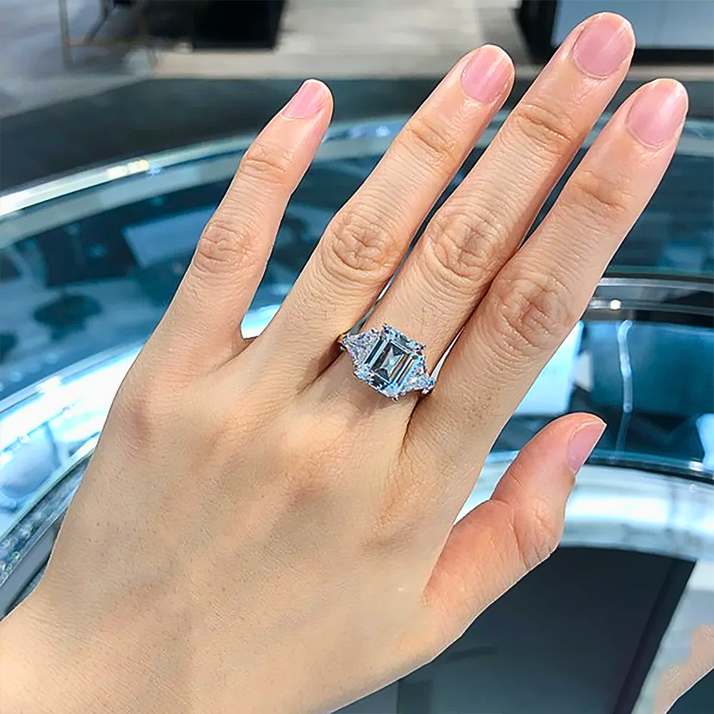 Anello Taglio Smeraldo e Triangoli per 5 Carati