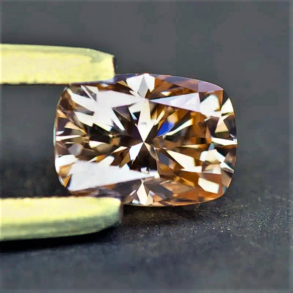 Moissanite Champagne Taglio Cuscino Allungato Certificata