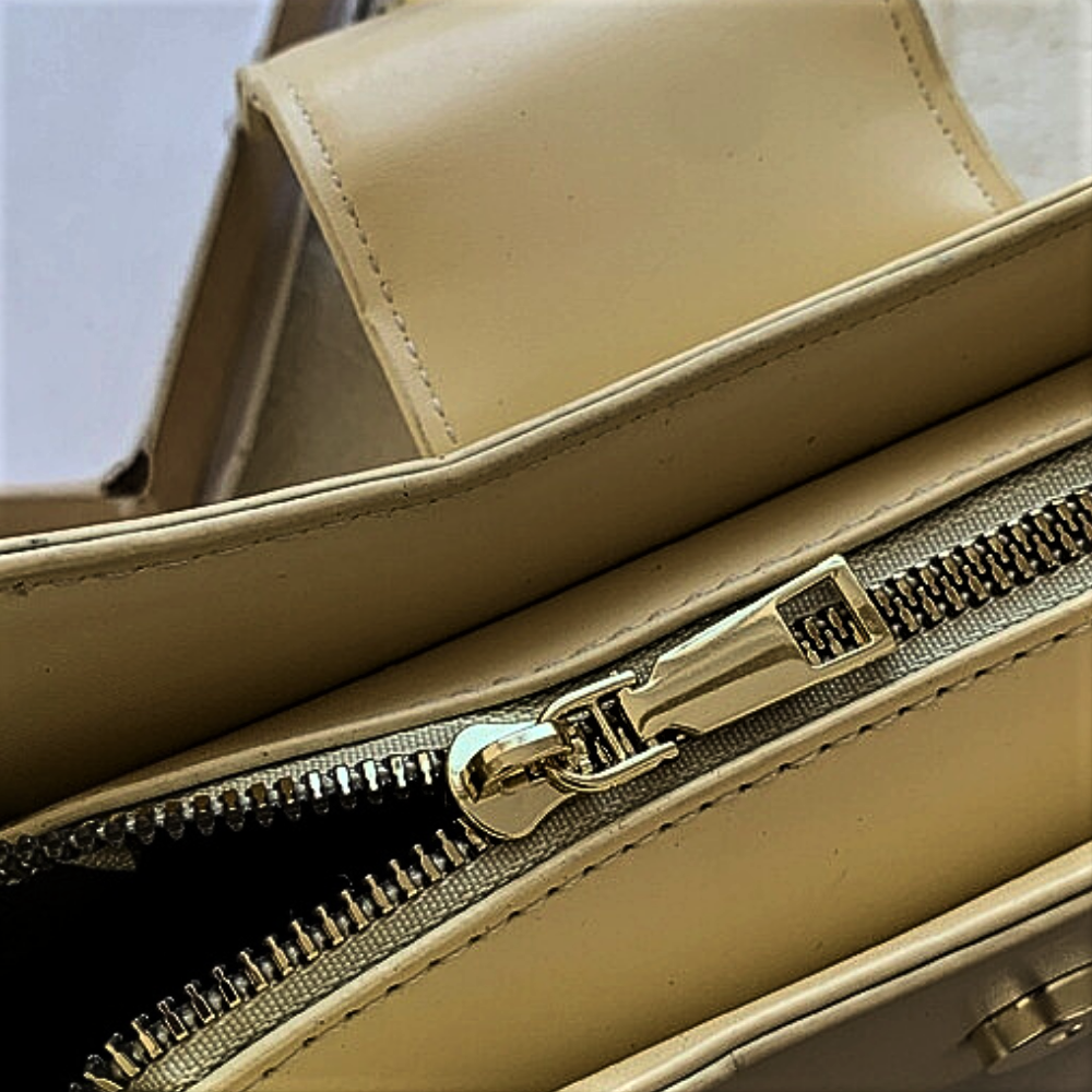 Bolso Mini Baguette Elegancia y Sofisticación en un Diseño Atemporal
