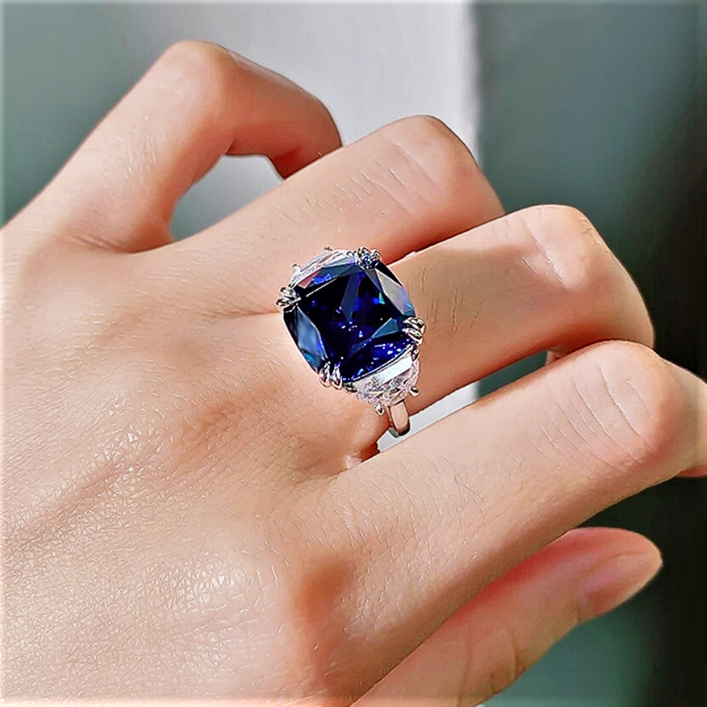 Anello Regalità Scolpita – Zaffiro Royal Blue da ct 10,00 e Diamanti Lab Grown Taglio Trapezio modificato