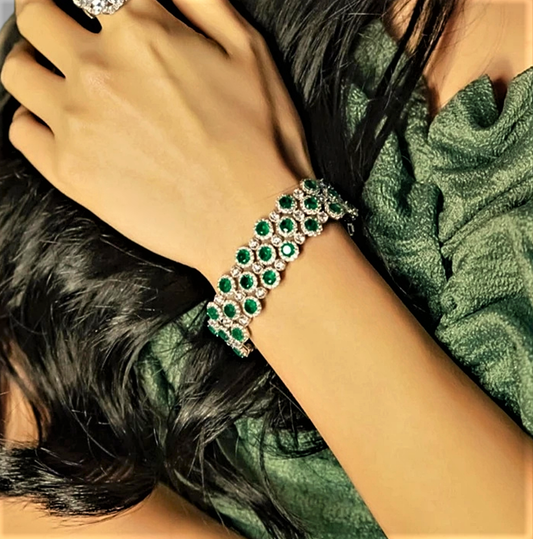 Bracciale a "Tappeto" con Smeraldi Coltivati Taglio Brillante e Diamanti Sintetici