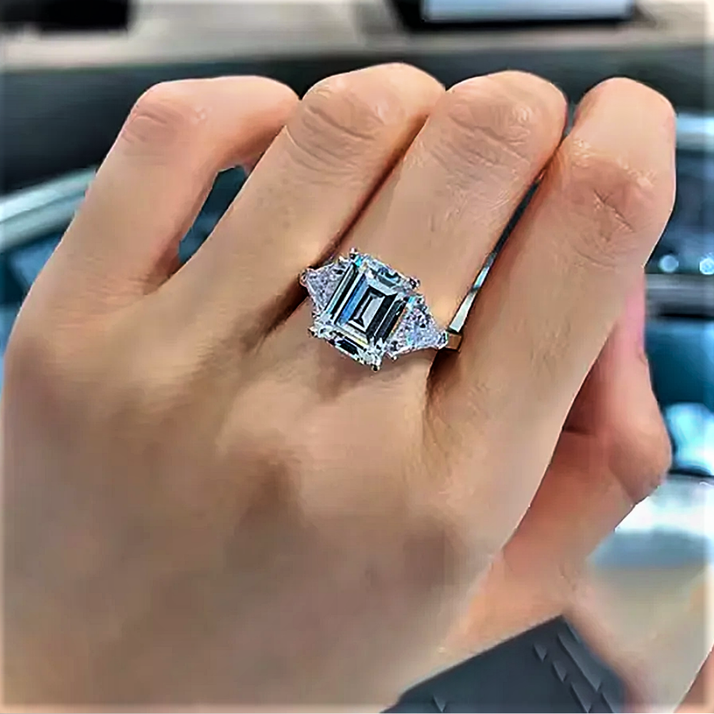 Anello Taglio Smeraldo e Triangoli per 5 Carati – Collezione Moissanite GlamLuxe