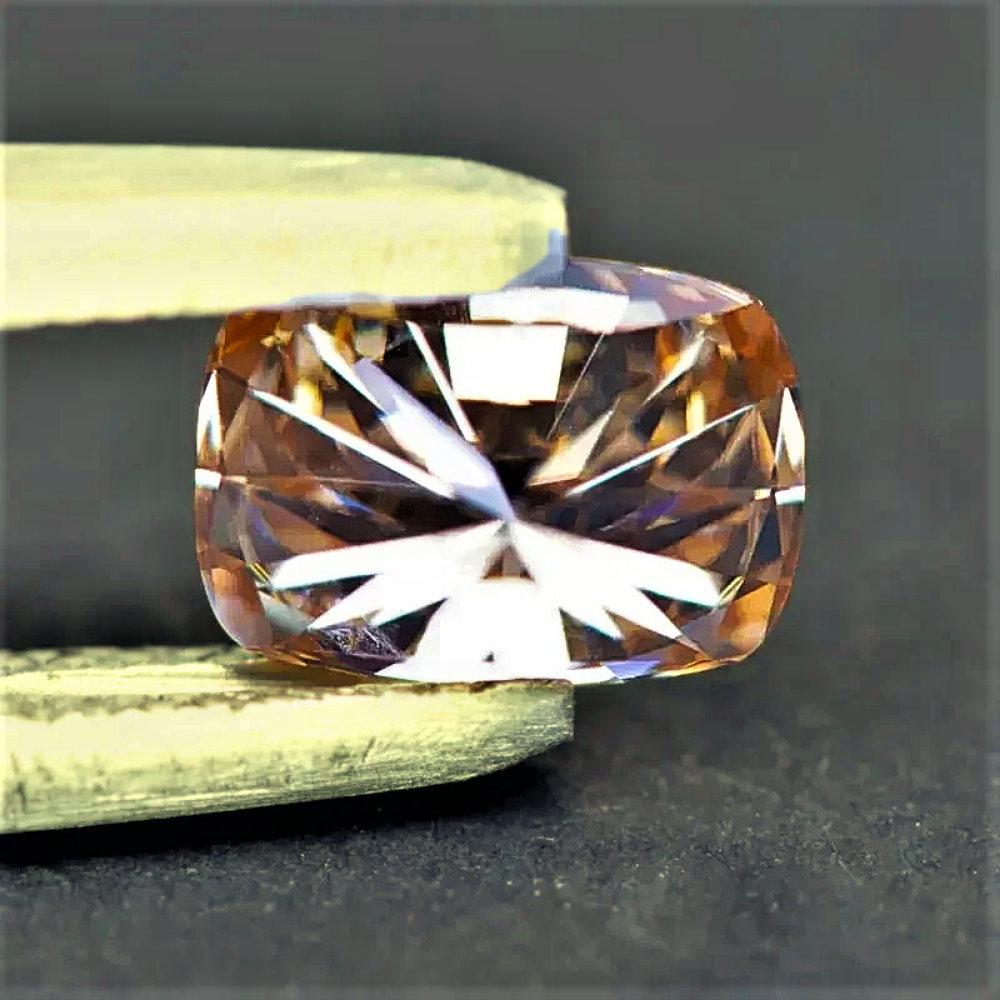 Moissanite Champagne Taglio Cuscino Allungato Certificata