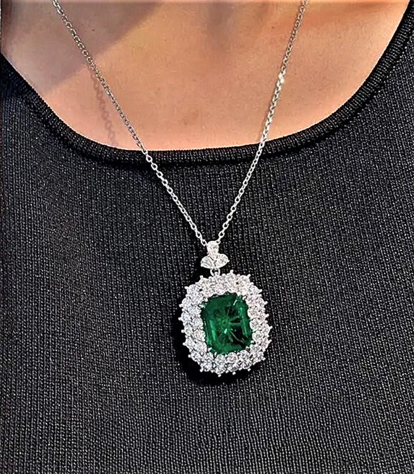 Collana con Smeraldo Colombiano Taglio Smeraldo Lab Grown per ct 6,50 e Brillanti Coltivati