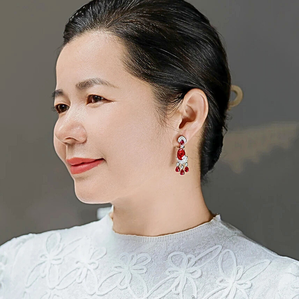 Orecchini Pendenti con Rubini Ovali, Goccia e Diamanti Taglio Baguette e Brillante Coltivati