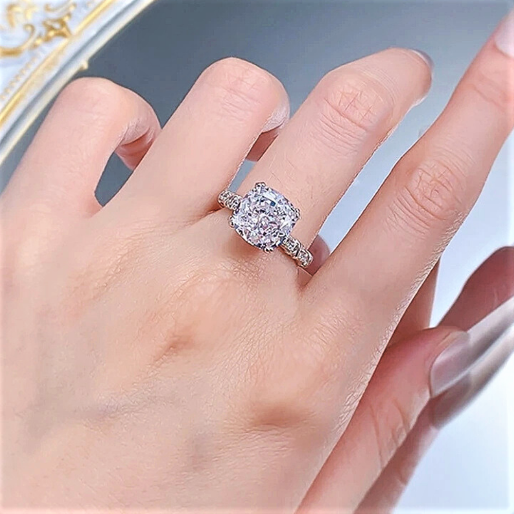 Fascia con Diamante Taglio Cuscino e Brillanti Coltivati