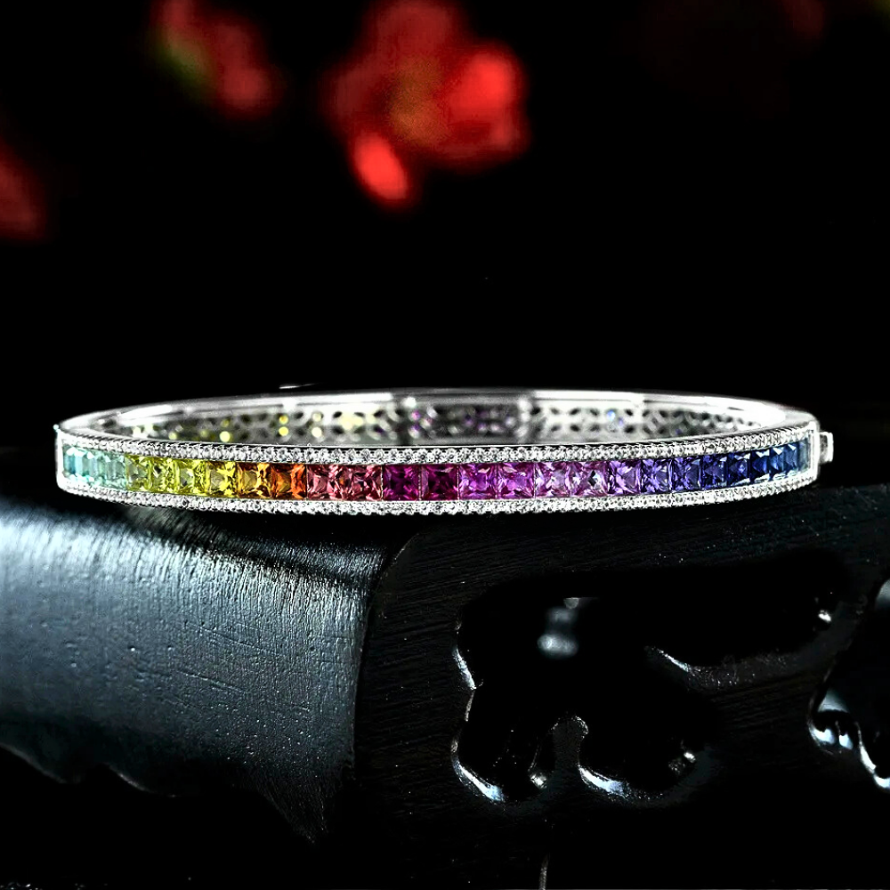 Bracciale rigido con Zaffiri Coltivati Multicolor e Brillanti Sintetici ad Alto Contenuto di Carbonio