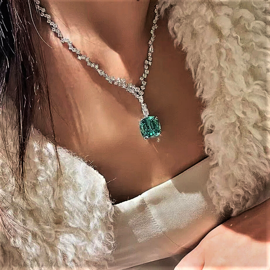 Collana con Tormalina Paraiba Lab Grown Taglio Cuscino e Diamanti Sintetici ad Alto Contenuto di Carbonio