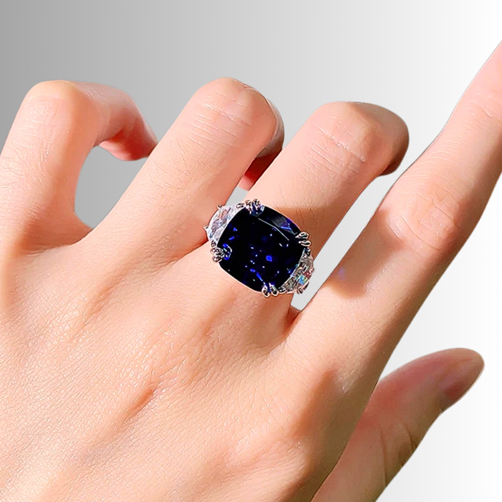 Anello Regalità Scolpita – Zaffiro Royal Blue da ct 10,00 e Diamanti Lab Grown Taglio Trapezio modificato