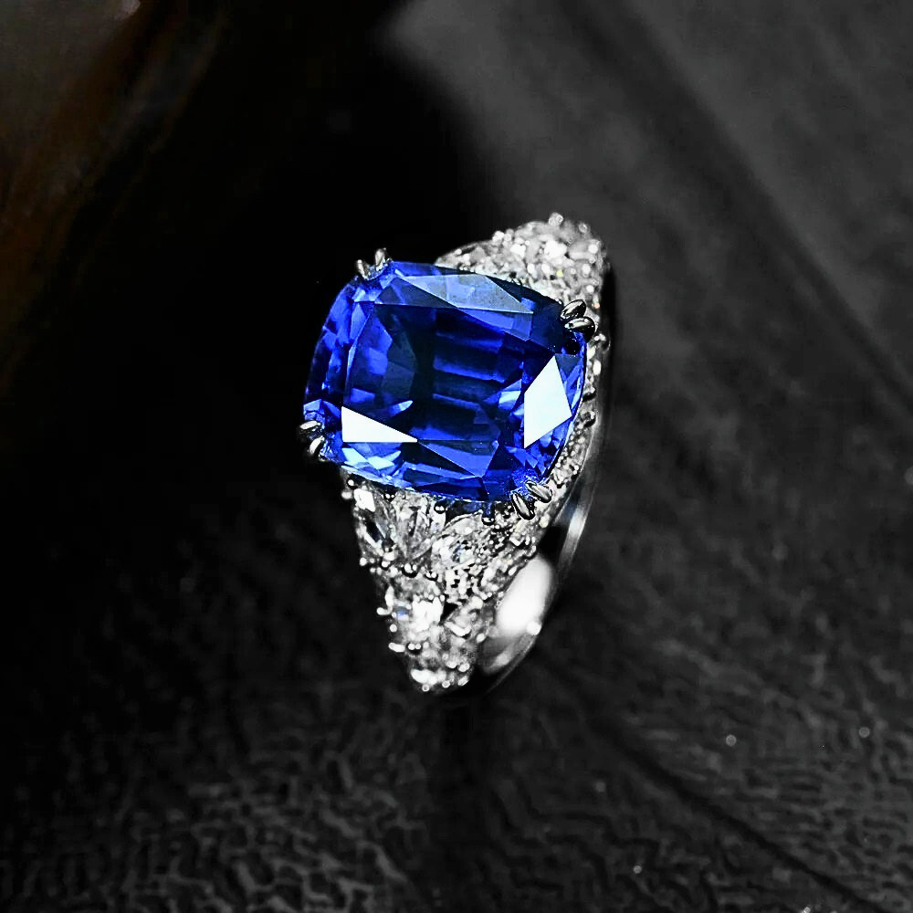Anello Blue Royal con Zaffiro Coltivato Taglio Cuscino – Alta Gioielleria Iconica