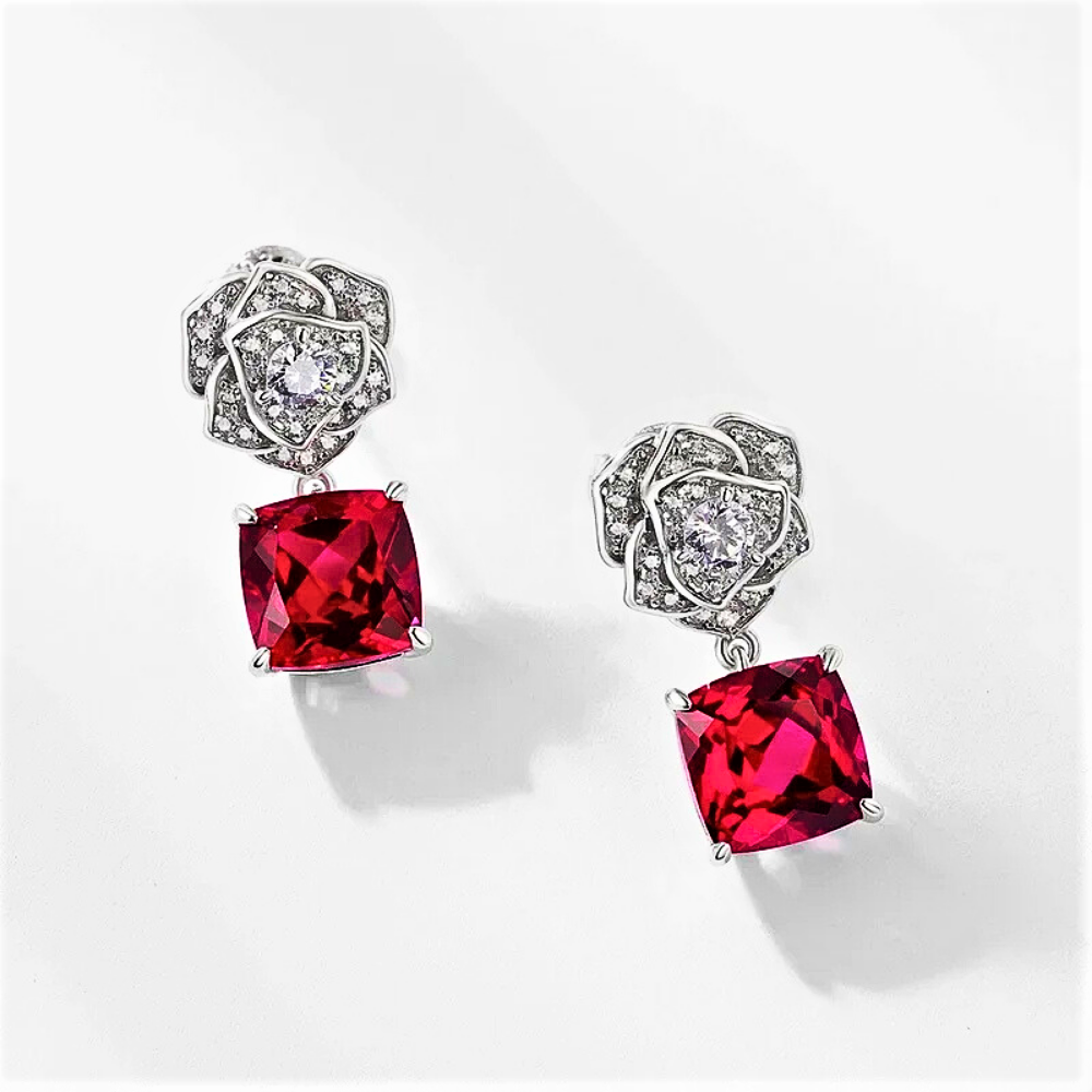 Orecchini a Fiore con Rubino Coltivato Taglio Cuscino da ct 7,55 e Brillanti Lab Grown