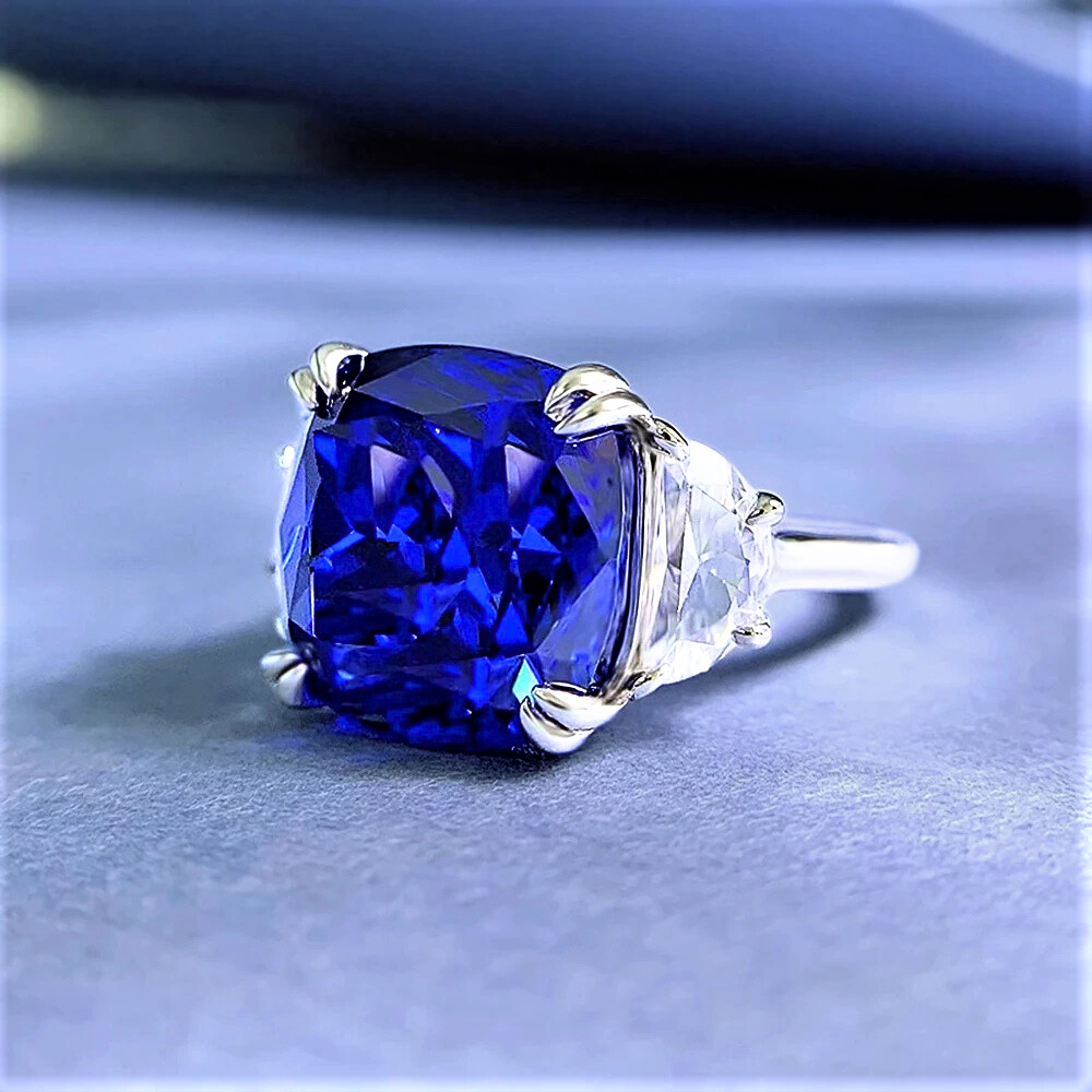Anello Regalità Scolpita – Zaffiro Royal Blue da ct 10,00 e Diamanti Lab Grown Taglio Trapezio modificato