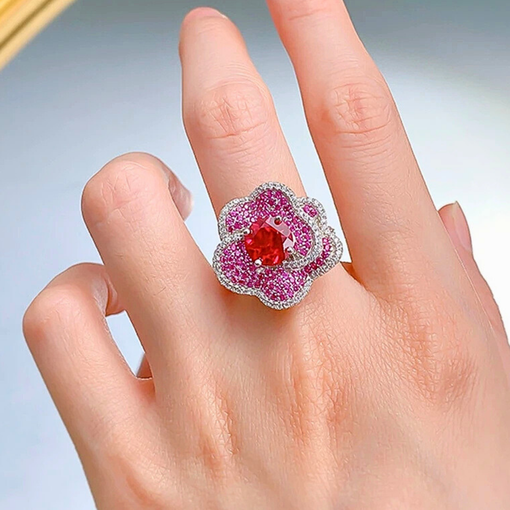 Anello Floreale con Rubino Lab Grown e Petali Multistrato di Zaffiri Rosa