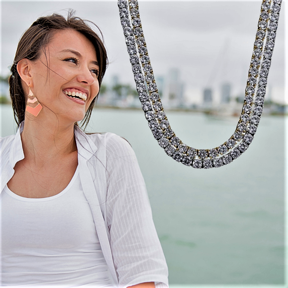 Collares de tenis: una fuente de luz para tu escote