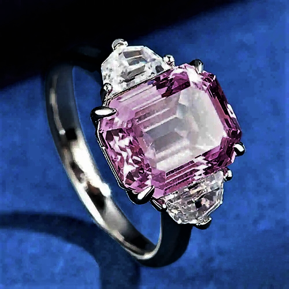Trilogy con Zaffiro Rosa Taglio Smeraldo e Diamanti Taglio Trapezio Esagonale Lab Grown