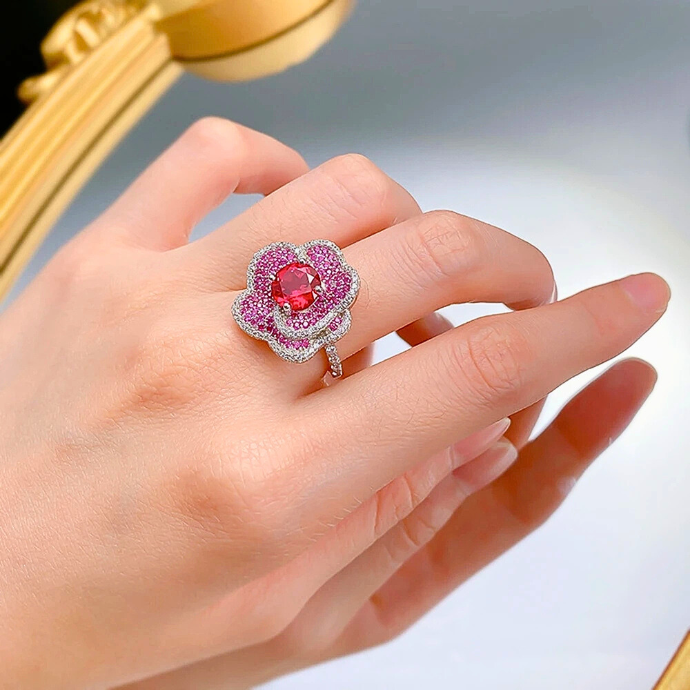 Anello Floreale con Rubino Lab Grown e Petali Multistrato di Zaffiri Rosa