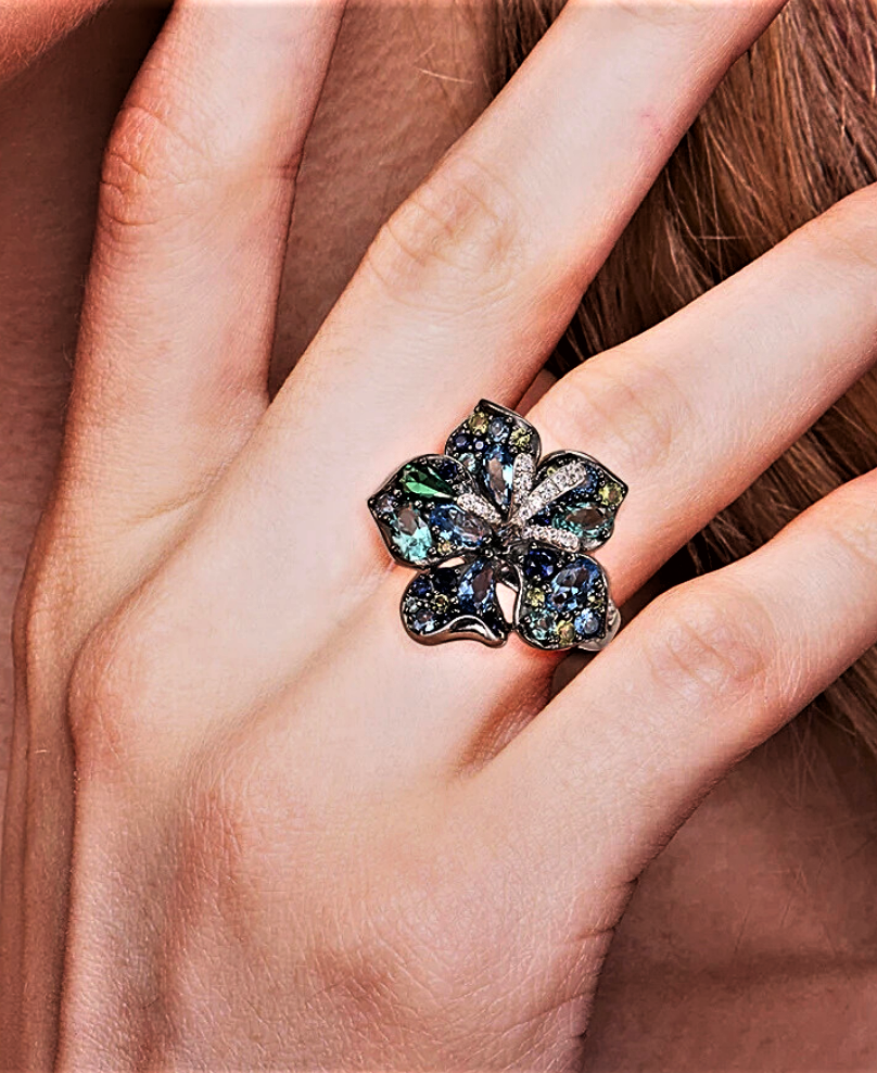 Anello a Fiore Blu con Zaffiri e Spinelli Coltivati