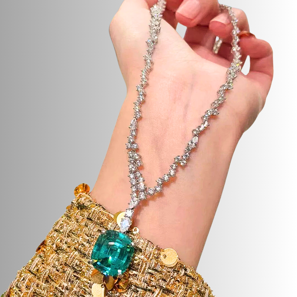 Collana con Tormalina Paraiba Lab Grown Taglio Cuscino e Diamanti Sintetici ad Alto Contenuto di Carbonio