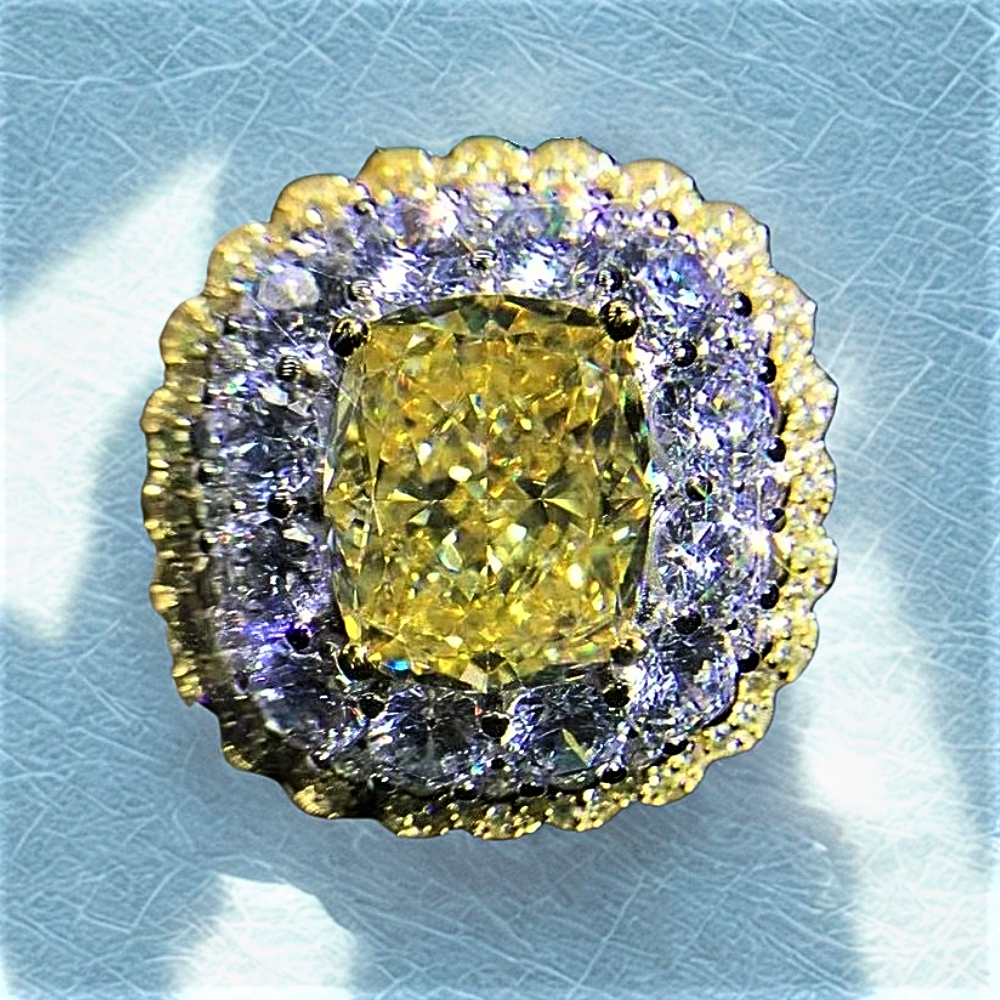 Fascione "Regal Eclipse" con Zaffiro Giallo Taglio Cuscino da 6 carati in Moissanite e Brillanti Lab Grown