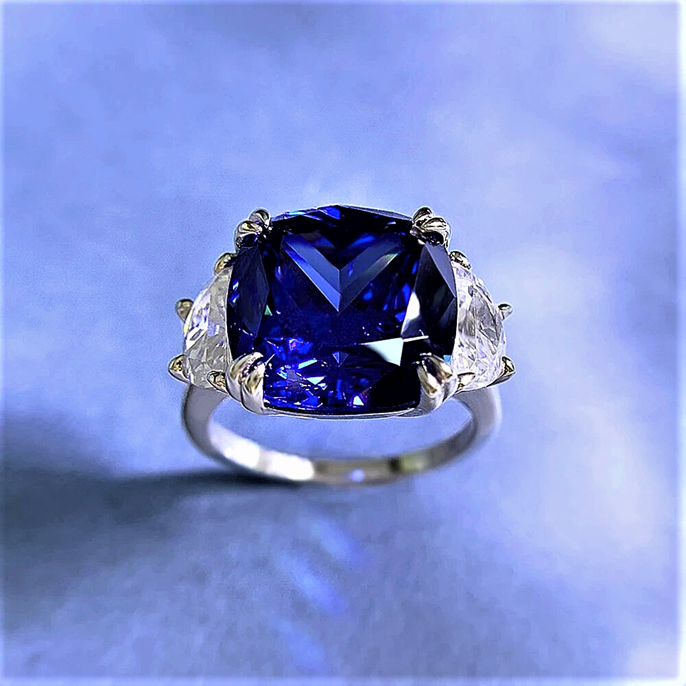 Anello Regalità Scolpita – Zaffiro Royal Blue da ct 10,00 e Diamanti Lab Grown Taglio Trapezio modificato
