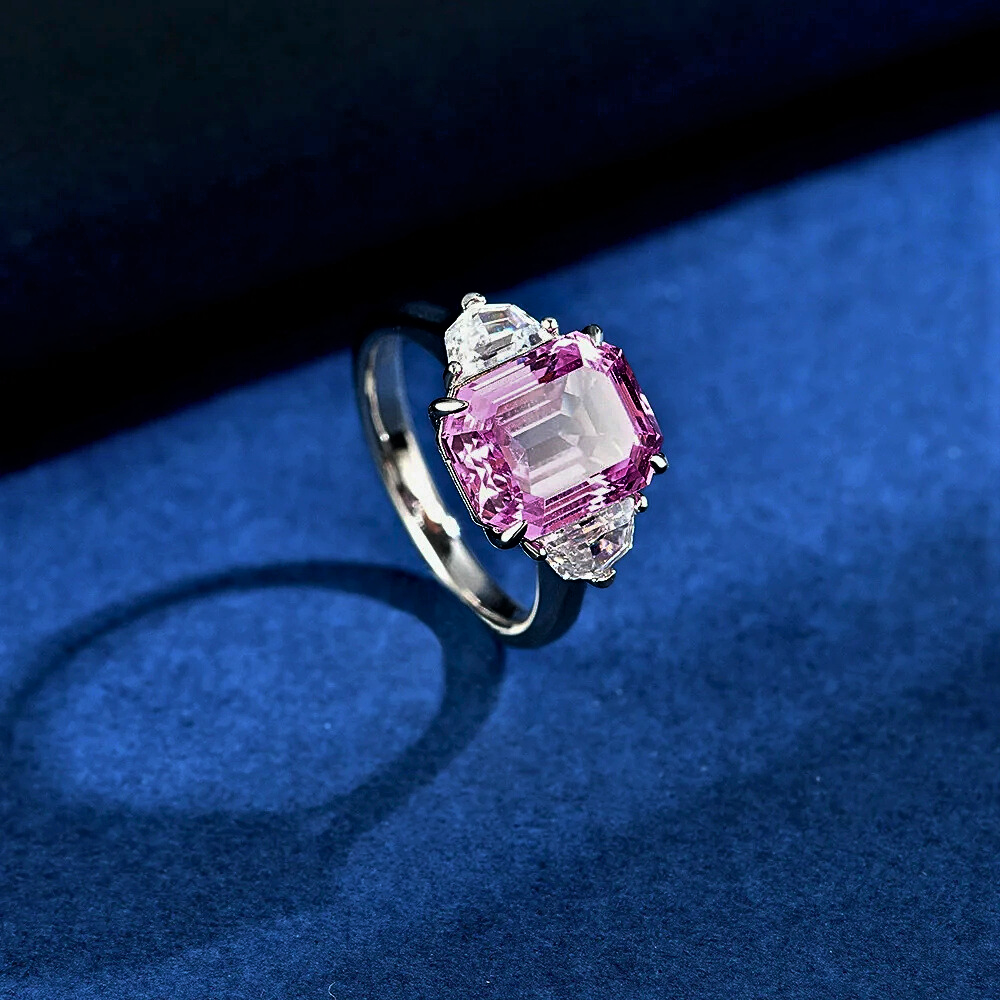 Trilogy con Zaffiro Rosa Taglio Smeraldo e Diamanti Taglio Trapezio Esagonale Lab Grown
