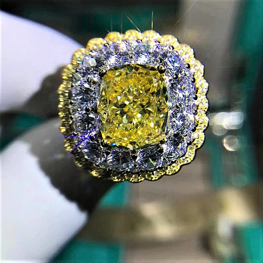 Fascione "Regal Eclipse" con Zaffiro Giallo Taglio Cuscino da 6 carati in Moissanite e Brillanti Lab Grown