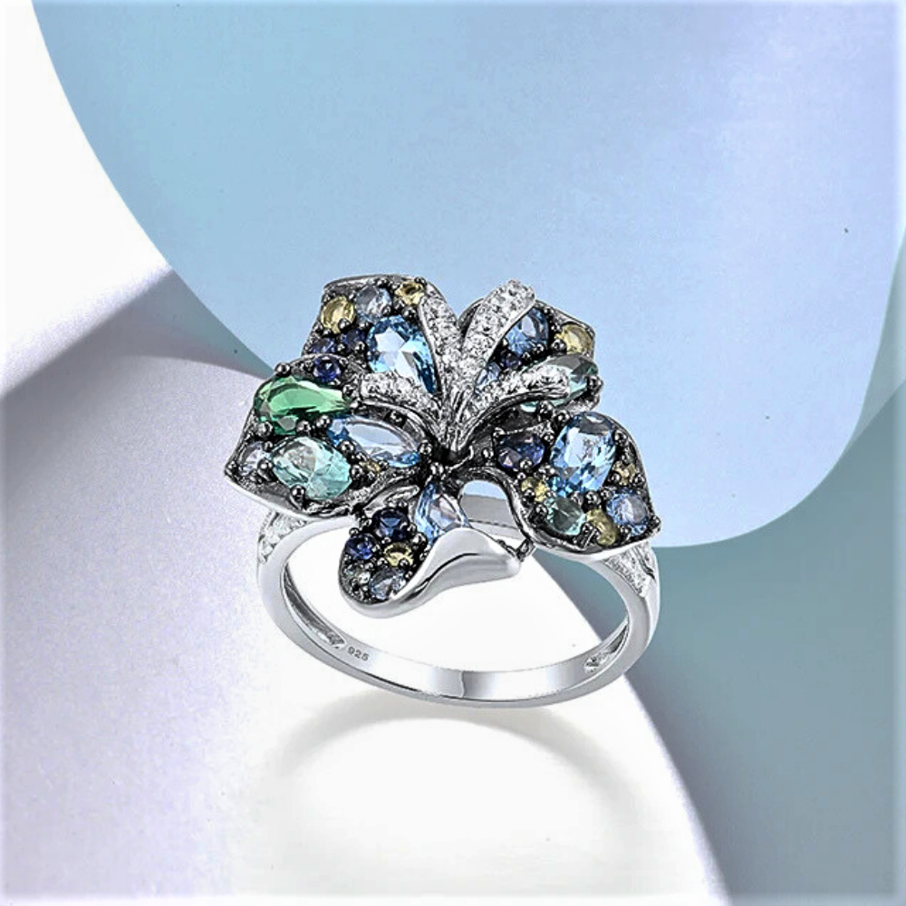Anello a Fiore Blu con Zaffiri e Spinelli Coltivati