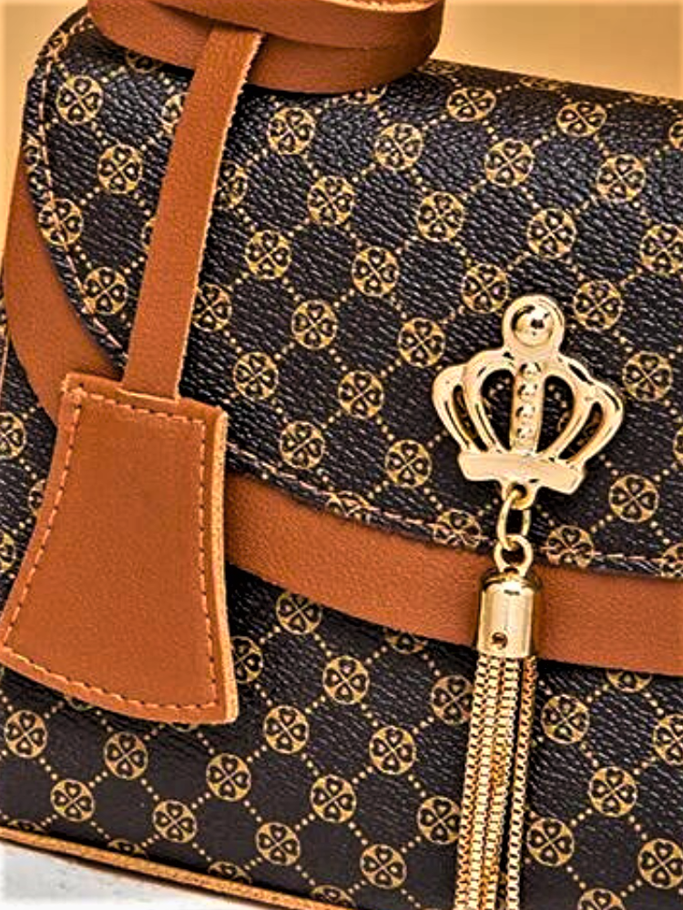 Bolso con Color en Contraste y Borlas Elegancia y Diseño Único