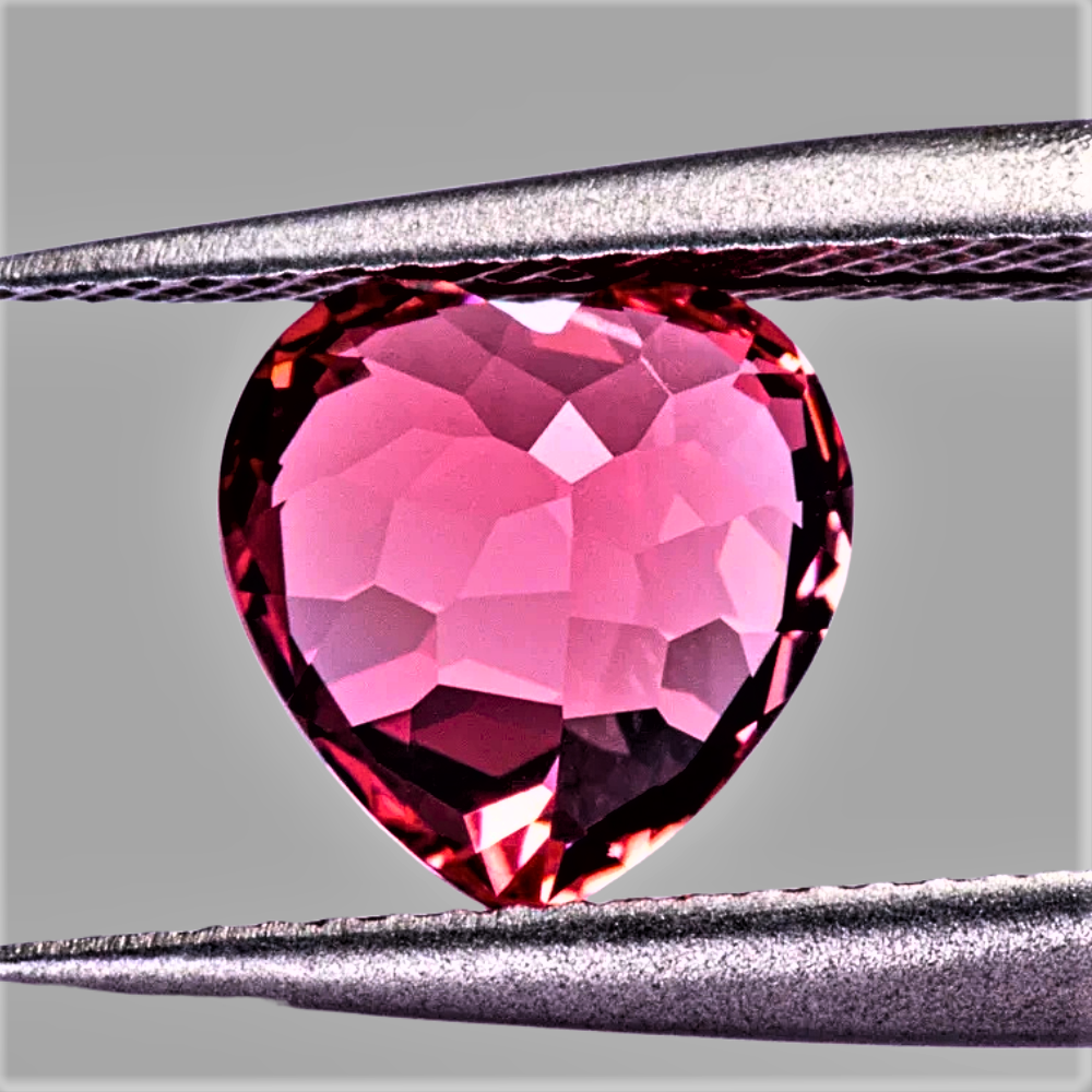 Zaffiro Padparadscha Lab Grown Taglio Cuore con Certificato