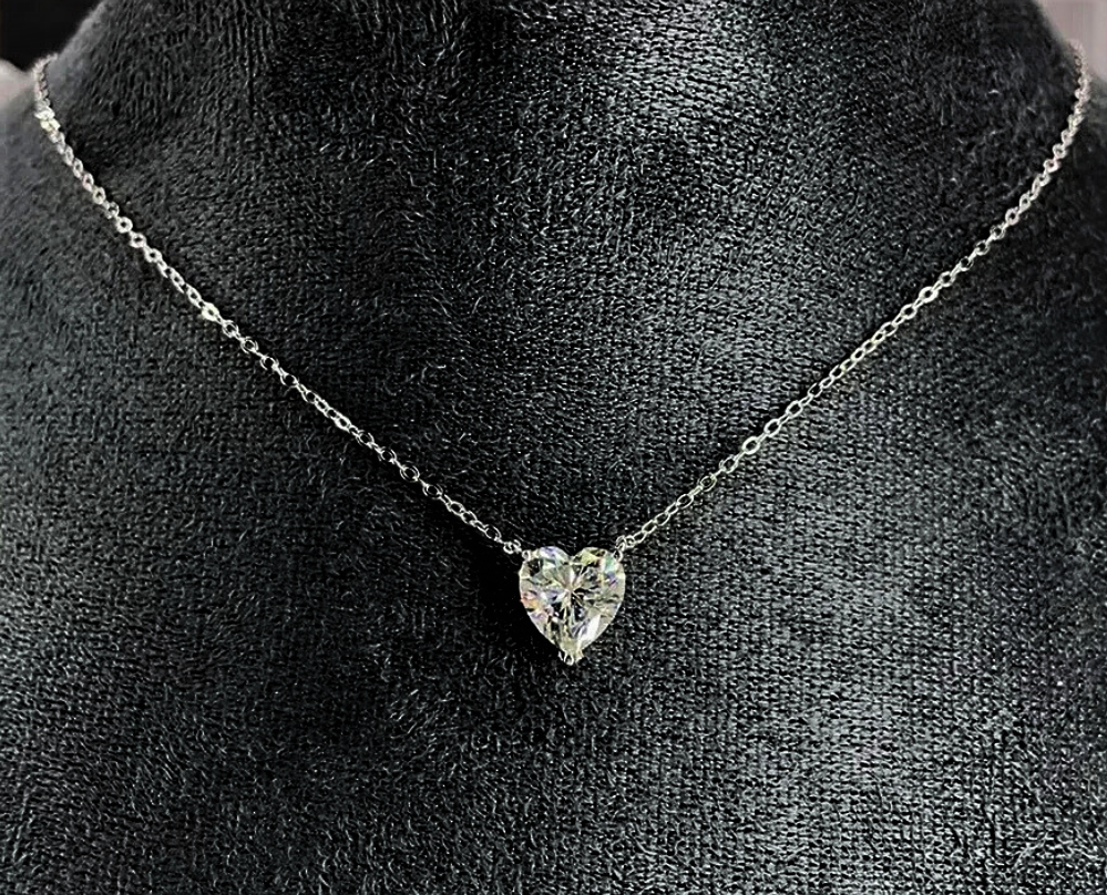 Collana Cuore Minimalista con Moissanite Certificata: La Forza della Semplicità