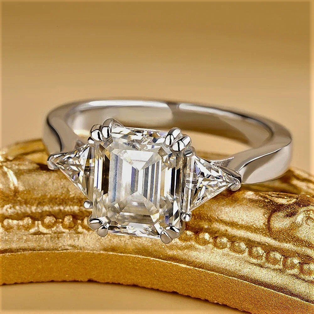 Anello Taglio Smeraldo e Triangoli per 5 Carati – Collezione Moissanite GlamLuxe