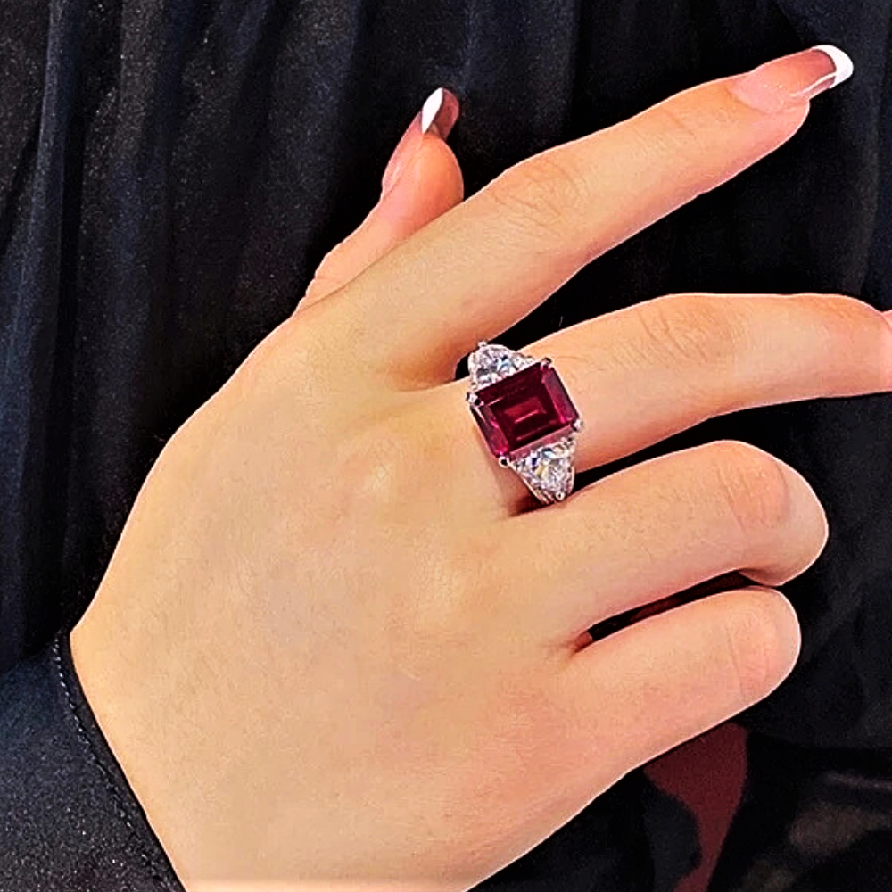 Fascia con Rubino Lab Grown Taglio Smeraldo, Diamanti Taglio Trillion e Brillanti Coltivati