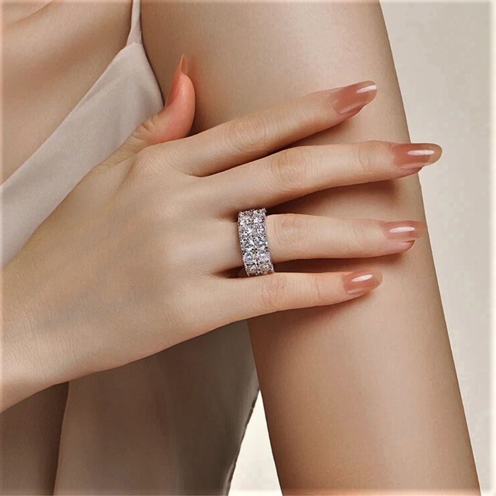 Anello Regale con 28 Moissaniti da 0.50ct: 14 Carati di Sfarzo Puro