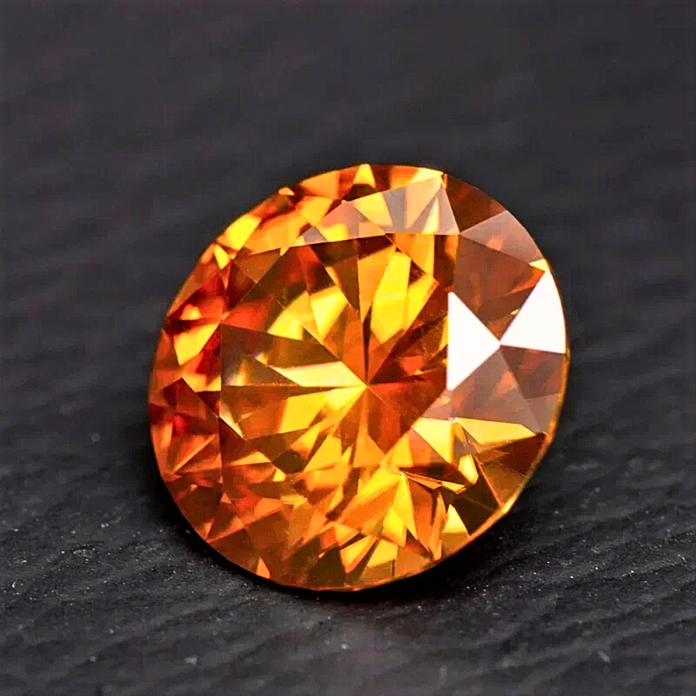 Moissanite Arancio Taglio Brillante Certificata