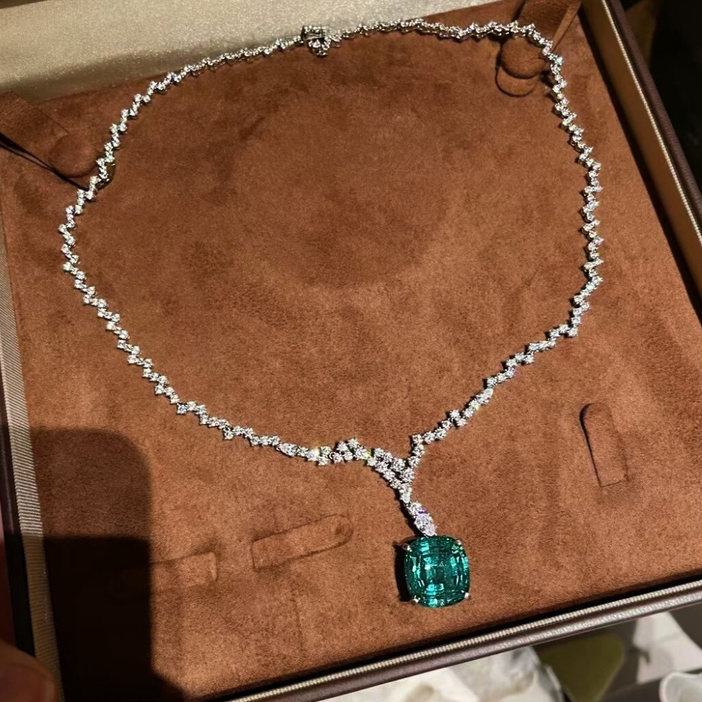 Collana con Tormalina Paraiba Lab Grown Taglio Cuscino e Diamanti Sintetici ad Alto Contenuto di Carbonio
