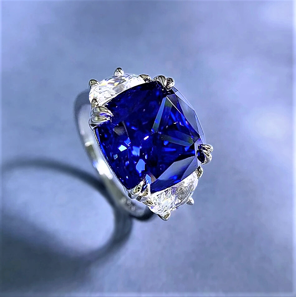 Anello Regalità Scolpita – Zaffiro Royal Blue da ct 10,00 e Diamanti Lab Grown Taglio Trapezio modificato