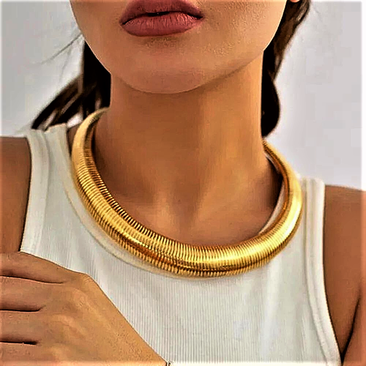 Collana "Tubo Gas a Scalare": Lusso e Design a Spirale