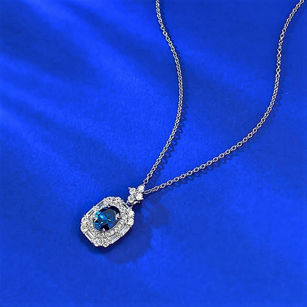 Collana con Zaffiro Coltivato Ovale e Diamanti Sintetici