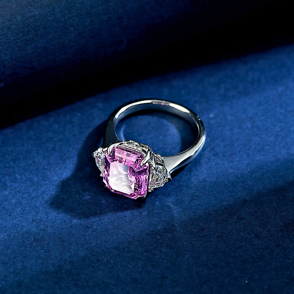 Trilogy con Zaffiro Rosa Taglio Smeraldo e Diamanti Taglio Trapezio Esagonale Lab Grown
