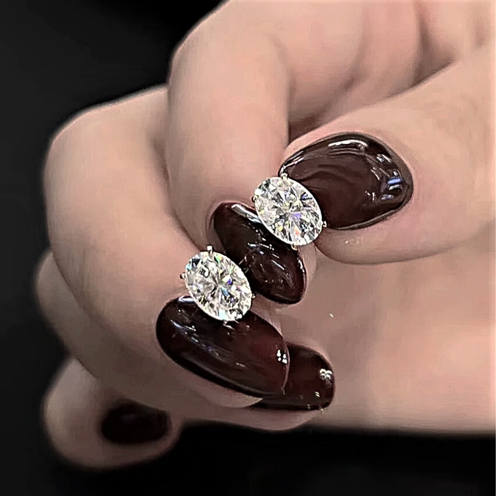 Orecchini Punto Luce con Moissanite Ovale: Raffinatezza Pura in 4 Carature di Lusso