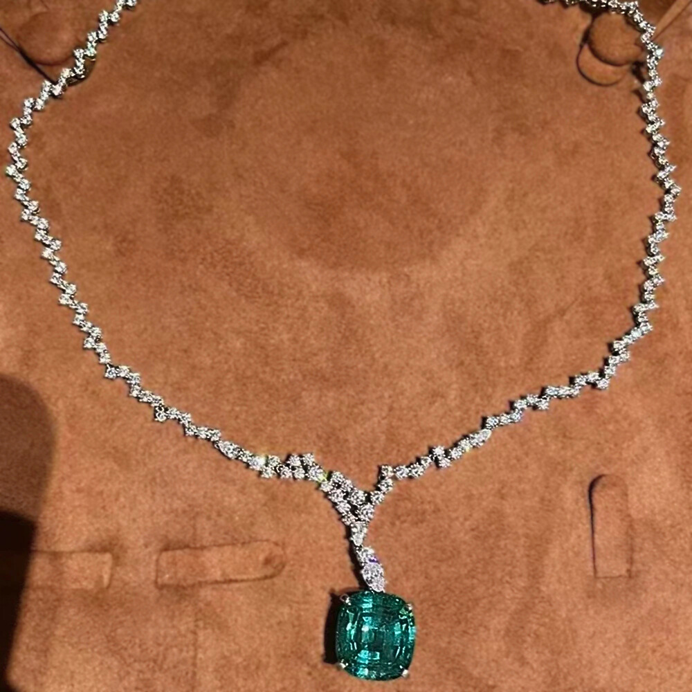 Collana con Tormalina Paraiba Lab Grown Taglio Cuscino e Diamanti Sintetici ad Alto Contenuto di Carbonio