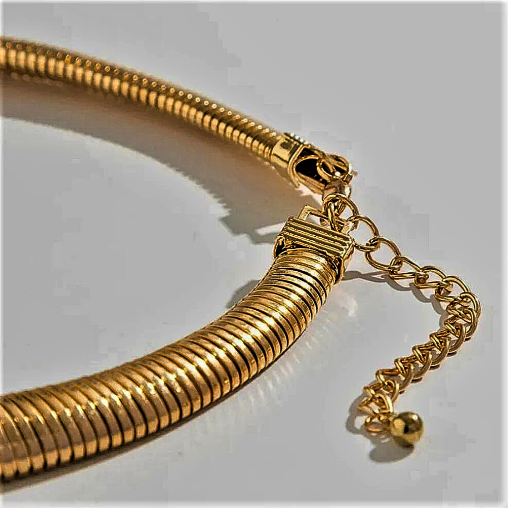 Collana "Tubo Gas a Scalare": Lusso e Design a Spirale