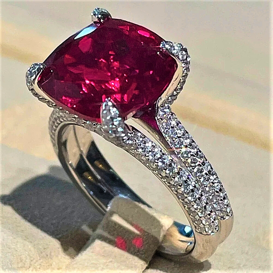 Fascia con Rubino Lab Grown Taglio Cuscino e Brillanti Coltivati